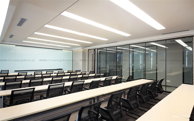 辦公室裝飾公司是否提供辦公室的工作站和辦公桌的配置方案？